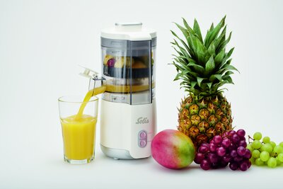 Früchte, Glas und ein Entsafter