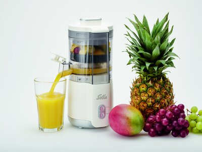 Früchte, Glas und ein Entsafter