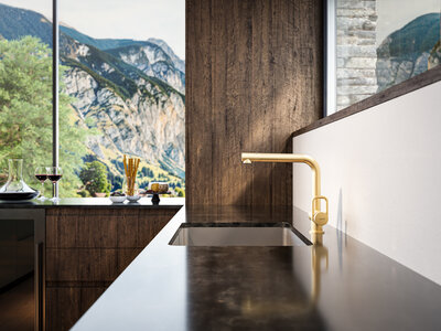 Küchenarmatur in goldener Farbe.