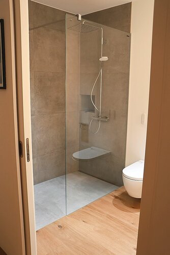 Das Bad mit WC und grosser Dusche.