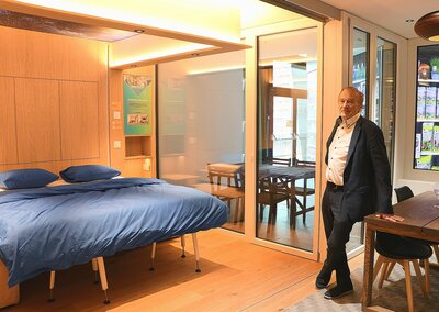 Walter Schmid, Generalunternehmer, im Schlaf- und Wohnzimmer der Mikrowohnung.