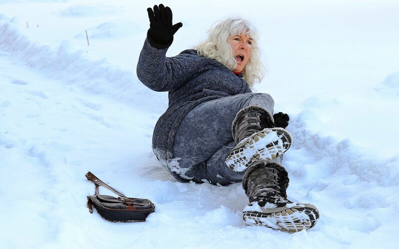 Frau im Schnee umgefallen. HEV_56343_25546.jpg