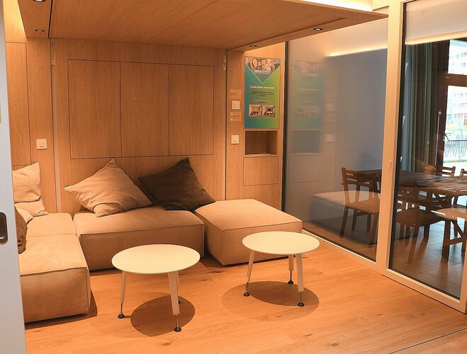 Das Wohnzimmer der Mirkwohnung mit Blick auf die Terrasse.