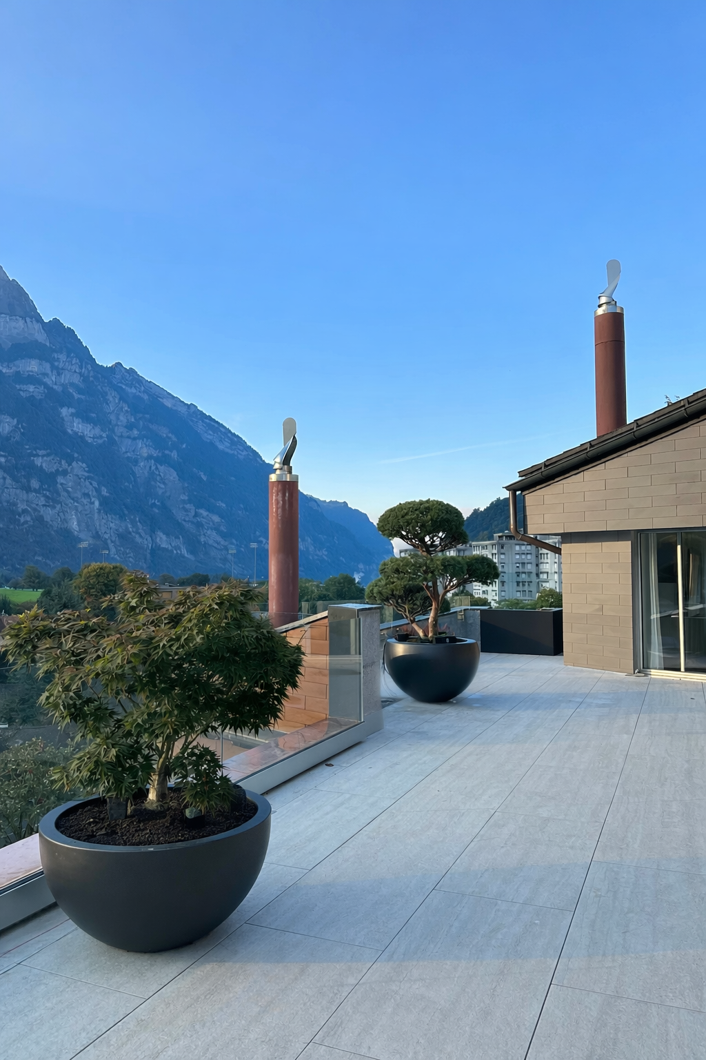 Silvedes_AG_-_Projekt_1_-_Terrasse_mit_grosszu__ggien_Bodenbelag_nach_Renovation.png
